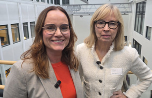 Margret Hagerup og Astrid Nyquist i atrium