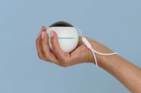 Hånd som holder VILIM-ball