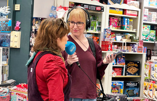 NRK-journalist intervjuer kunde i lekebutikk