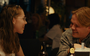 Marie Flaatten og Niels Halstensen Skåber som Ella og Oliver på en bar