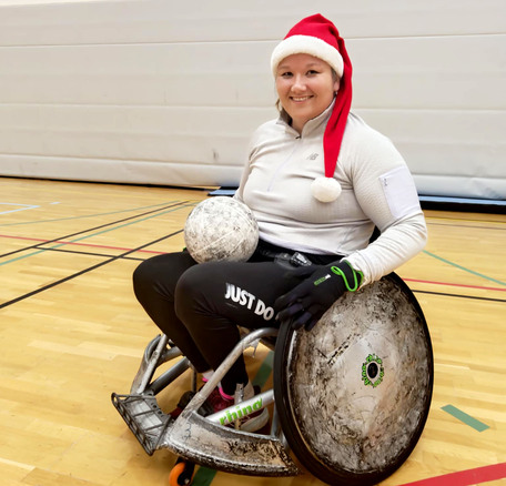 Ragnhild Myklatun Jacobsen med nisselue i rugbyrullestol. På treningsbuksa står Nike-slagordet 