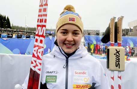 Vilde Nilsen holder ski og staver