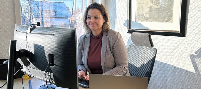 Eva Bøhmer bak skrivebordet på et kontor