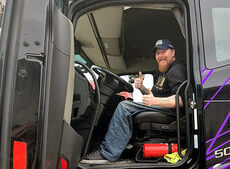 bjørn Terje Bye viser tommel opp i førersetet på lastebil