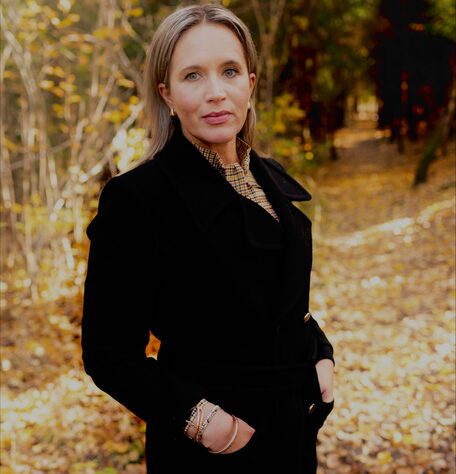 Christine Irestedt Horne i høstfarget skog