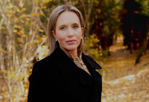 Christine Irestedt Horne i høstfarget skog