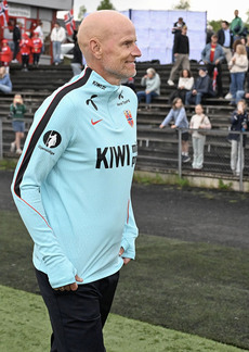 Ståle Solbakken foran tribune på Grue stadion