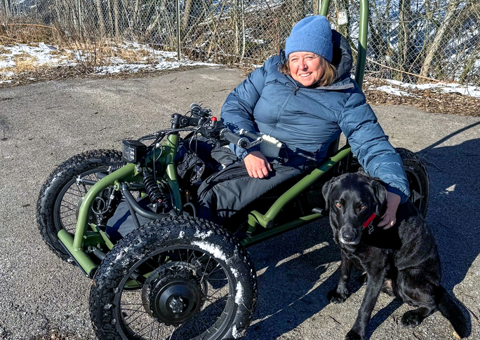 Heidi Rahm med aktivitetssykkel og servicehund