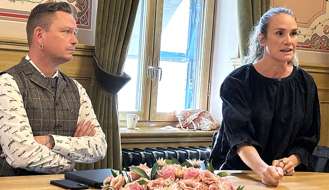 Remi Sølvberg og Birgit Skarstein i møterom på Stortinget