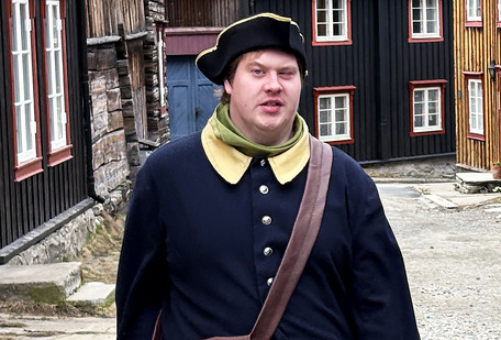Christoffer Bratseth i karolineruniform i Røros-gate