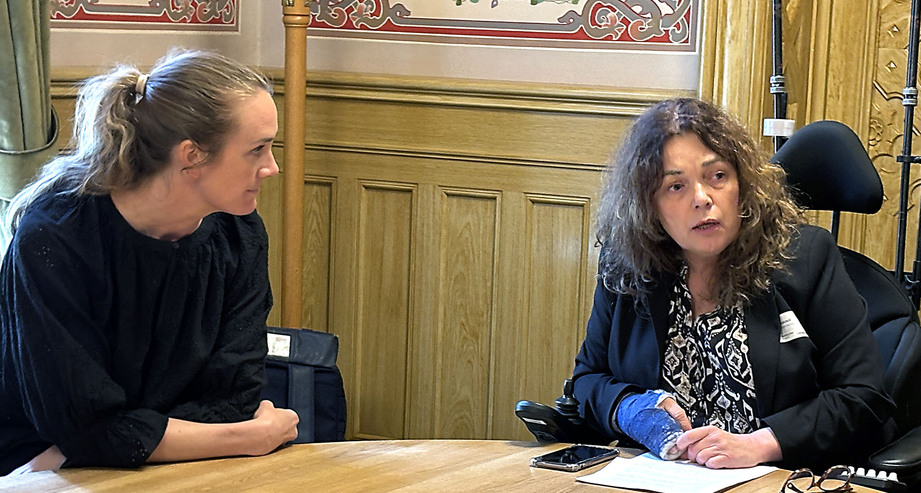 Birgit Skarstein og Magnhild Sørbotten i møterom på Stortinget
