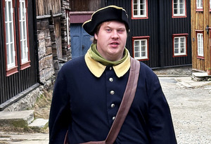 Christoffer Bratseth i karolineruniform i Røros-gate