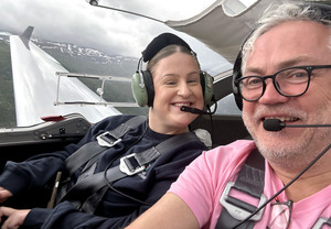 Amalie Rakkestad sammen med flyger i småfly