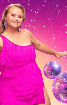 Fotomontasje. Katelyn Garbin i rosa kjole foran rosa bakgrunn og discokuler