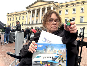 Magnhild Sørbotten foran Slottet med legofigur i rullestol og legofly