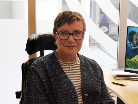 Tove Linnea Brandvik ved kontorpulten sin