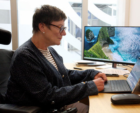 Tove Linnea Brandvik på kontoret