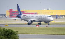 SAS-fly av typen Embraer 195LR på rullebanen