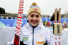 Vilde Nilsen holder ski og staver