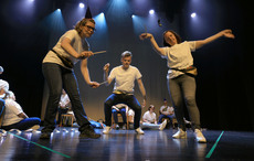 Skuespillere i Teater NonStop på scenen