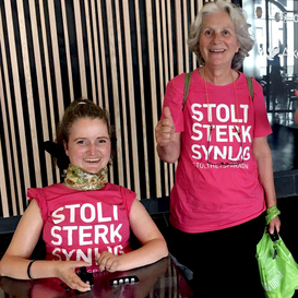 Mari Storstein og Lise Beate Strand med rosa T-skjorter med teksten 