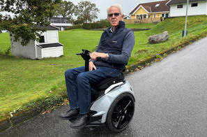 Thomas Nesheim på vei ned oppkjørsel på rullestol med bare to hjul