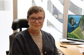 Tove Linnea Brandvik ved PC-skjerm på kontoret