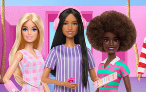 Tre barbiedukker med ulik hårfarge, hudfarge og frisyre, den midterste har nettbrett, headset og stressball