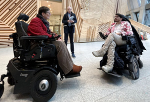 Funksjonshemmedes representanter i foajéen i nytt regjeringsbygg