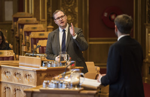 Erlend Svardal Bøe stiller spørsmål til Jan Christian Vestre i Stortinget