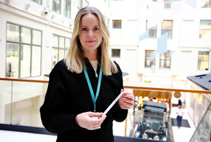 Sara Underland Mjelva viser frem HPV-test