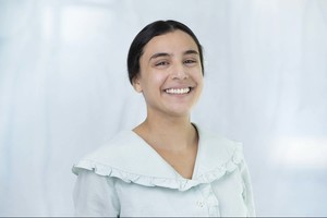 Portrettfoto av en smilende Rania Iraki.