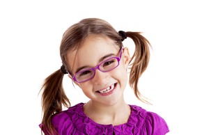Portrett av smilende jente med briller.