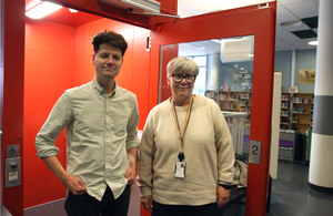 Fredrik Bergseth og Guro Funjem foran løfteplattform med åpen dør i biblioteket