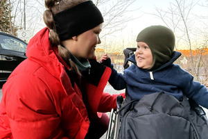 Emilian i rullestol og mamma Maria Nordheim ser på hverandre og smiler