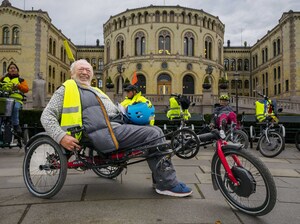 Funksjonshindrede på aktivitetssykler foran Stortinget