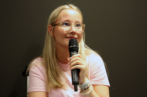 Pia Hasund Vareberg snakker i mikrofon