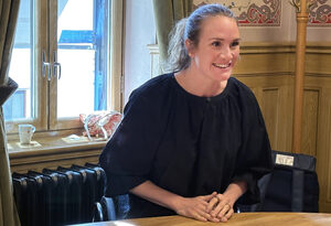 Birgit Skarstein i møterom på Stortinget