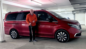 Freddy Ulvseth foran rød kassebil i parkeringshus