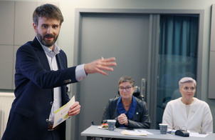 Jan Christian Vestre snakker i et seminarrom