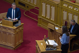 Finn Krokeide og Astrid Aas Hansen på hver sin talerstol i Stortinget