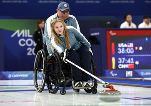 Ole Fredrik Syversen og Mia Larsen Sveberg på curlingbanen