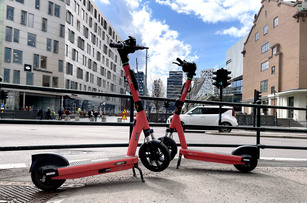 To parkerte sparkesykler på fortau