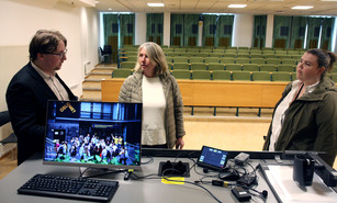 Mikkel Sibe, Eva Marie Ballo og Ida Blaaflat Brevik fremst i auditorium med skjerm og annet teknisk utstyr