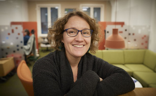 Eirin Næss-Sørensen fotografert i kontorlandskapet til NHFs internasjonale avdeling.