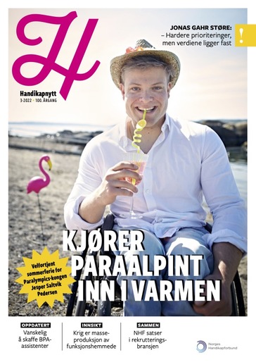 Bilde av forsiden på Handikapnytt utgave 03/22. Jesper Saltvik Pedersen poserer på stranda med solhatt og sommerdrink.