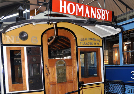 Gul trikk med Homansby-skilt inne i sporveismuseet