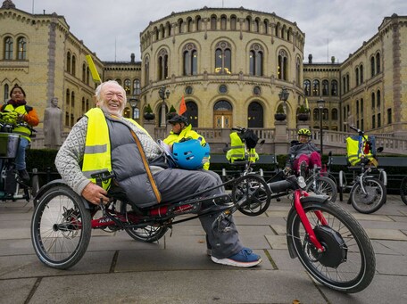 Funksjonshindrede på aktivitetssykler foran Stortinget