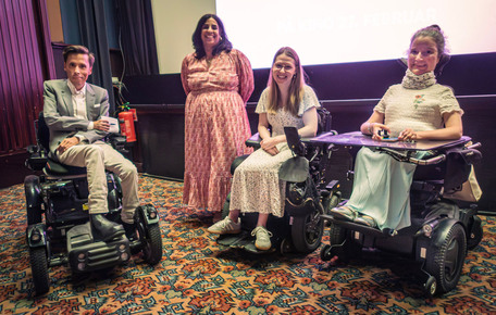 Jan Grue, Lubna Jaffery, Marie Flaatten og Mari Storstein foran filmlerret i kinosal