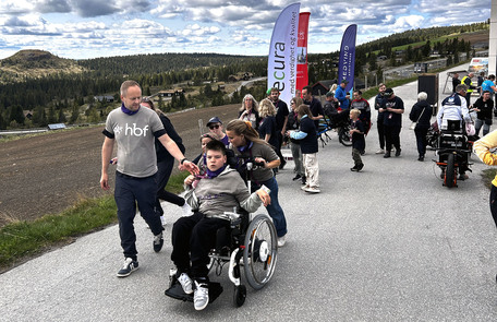 Funksjonshemmede barn, søsken og foreldre går langs veien på Storefjell
